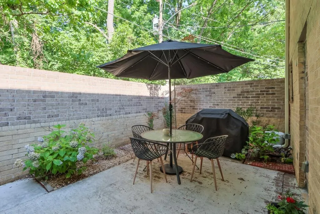 5400 Roswell Road Unit J6, Sandy Springs, Georgia 30342, 3 Bedrooms Bedrooms, ,2 BathroomsBathrooms,Residential,Sold,5400 Roswell Road Unit J6,7407795