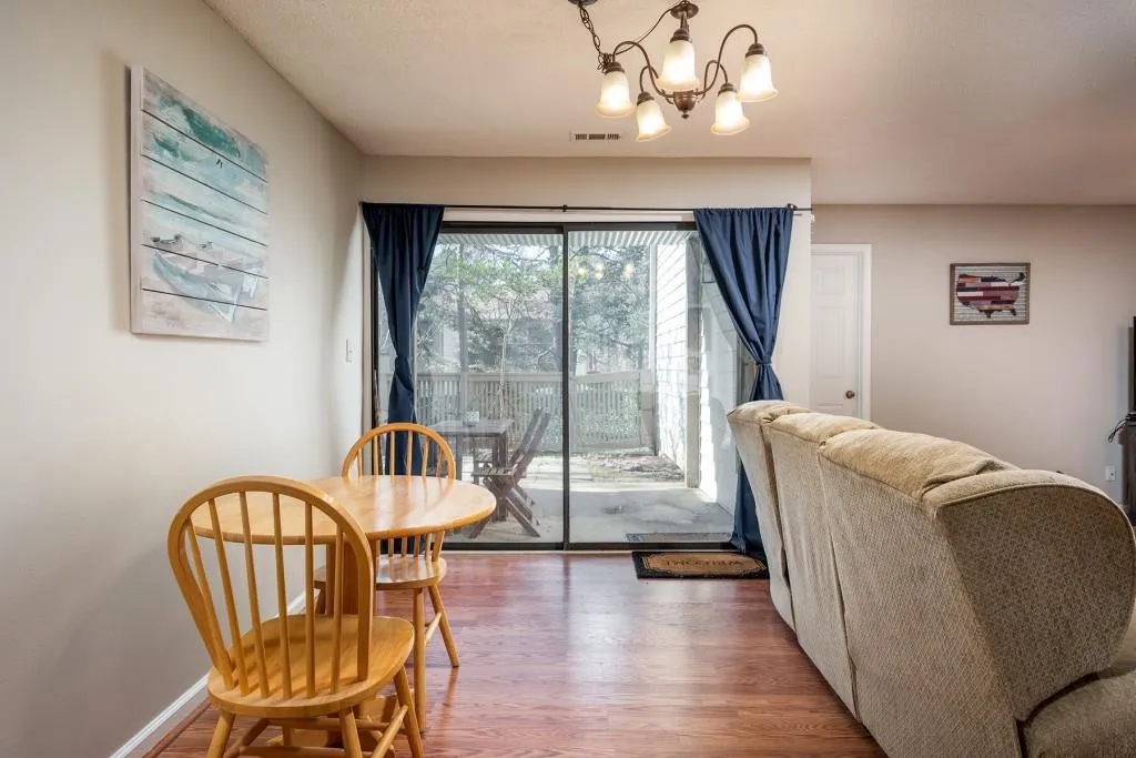 203 Garden Court, Atlanta, Georgia 30328, 3 Bedrooms Bedrooms, ,2 BathroomsBathrooms,Residential,Sold,203 Garden Court,6842379