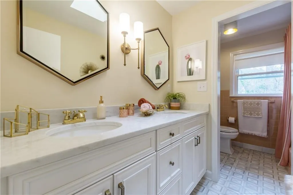 435 Amberidge Trail, Sandy Springs, Georgia 30328, 5 Bedrooms Bedrooms, ,3 BathroomsBathrooms,Residential,Sold,435 Amberidge Trail,6000490