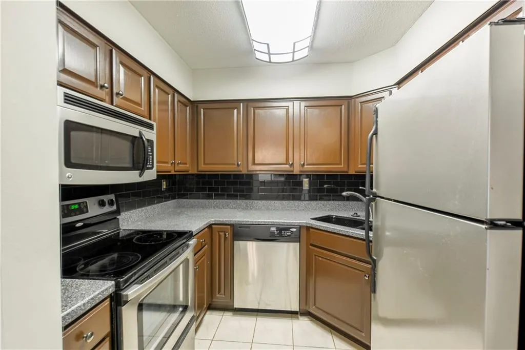 2870 Pharr Court South Nw Unit 305, Atlanta, Georgia 30305, 2 Bedrooms Bedrooms, ,2 BathroomsBathrooms,Residential,Sold,2870 Pharr Court South Nw Unit 305,5682458