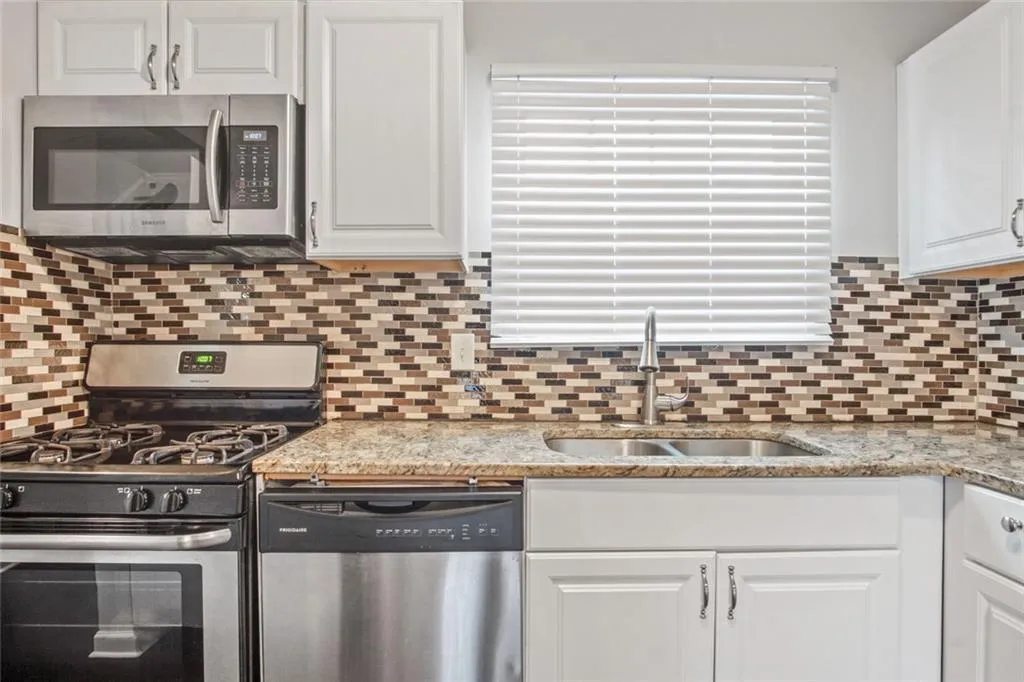 5574 Kingsport Drive, Atlanta, Georgia 30342, 2 Bedrooms Bedrooms, ,1 BathroomBathrooms,Residential,Sold,5574 Kingsport Drive,6807816