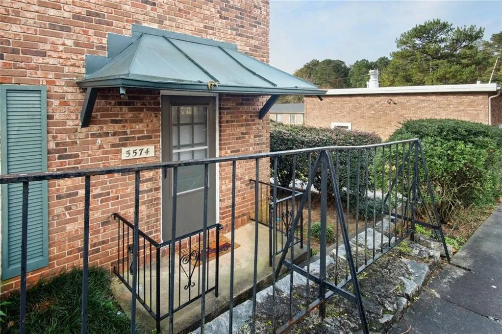 5574 Kingsport Drive, Atlanta, Georgia 30342, 2 Bedrooms Bedrooms, ,1 BathroomBathrooms,Residential,Sold,5574 Kingsport Drive,6807816