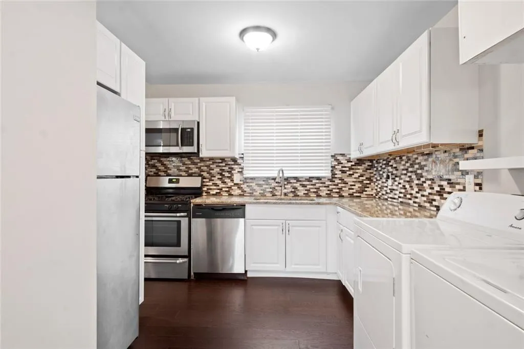 5574 Kingsport Drive, Atlanta, Georgia 30342, 2 Bedrooms Bedrooms, ,1 BathroomBathrooms,Residential,Sold,5574 Kingsport Drive,6807816