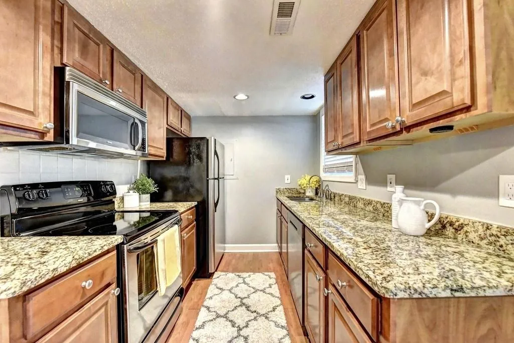 6900 Roswell Road Unit C3, Sandy Springs, Georgia 30328, 2 Bedrooms Bedrooms, ,2 BathroomsBathrooms,Residential,Sold,6900 Roswell Road Unit C3,6623550