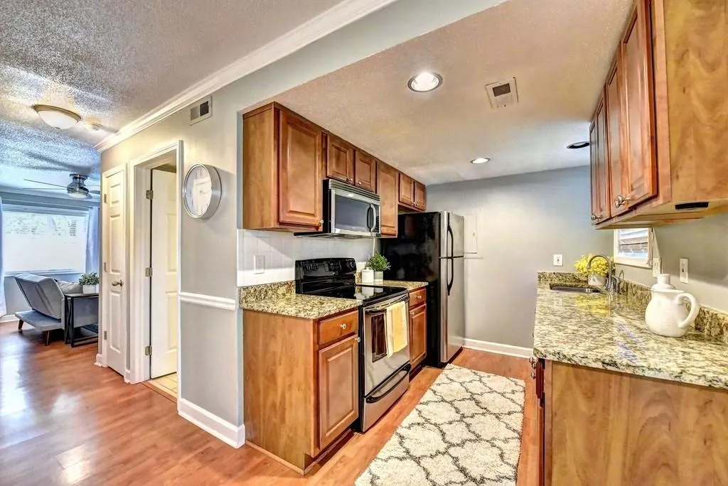 6900 Roswell Road Unit C3, Sandy Springs, Georgia 30328, 2 Bedrooms Bedrooms, ,2 BathroomsBathrooms,Residential,Sold,6900 Roswell Road Unit C3,6623550