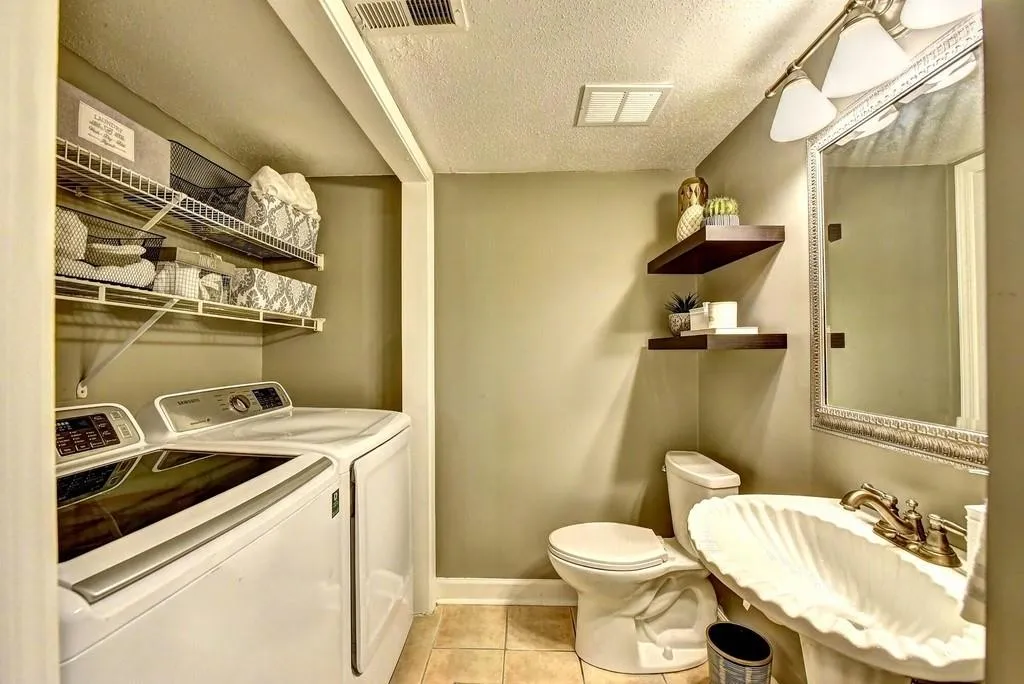 6900 Roswell Road Unit C3, Sandy Springs, Georgia 30328, 2 Bedrooms Bedrooms, ,2 BathroomsBathrooms,Residential,Sold,6900 Roswell Road Unit C3,6623550