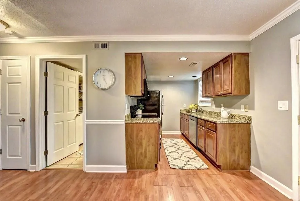 6900 Roswell Road Unit C3, Sandy Springs, Georgia 30328, 2 Bedrooms Bedrooms, ,2 BathroomsBathrooms,Residential,Sold,6900 Roswell Road Unit C3,6623550