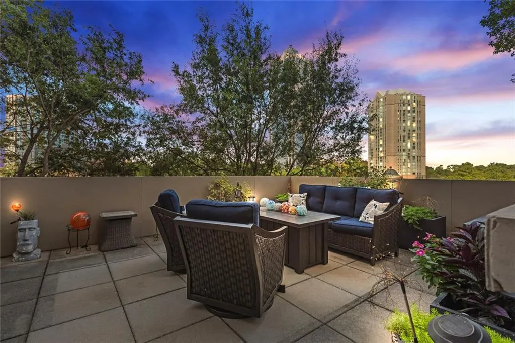 2881 Peachtree Road Ne Unit 605, Atlanta, Georgia 30305, 2 Bedrooms Bedrooms, ,2 BathroomsBathrooms,Residential,For Sale,2881 Peachtree Road Ne Unit 605,7624314