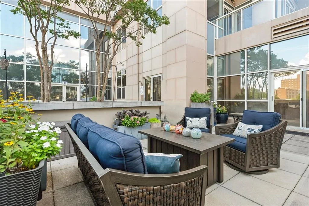 Unlike other condos - lots of outdoor space