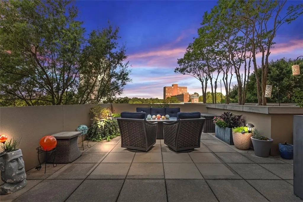 2881 Peachtree Road Ne Unit 605, Atlanta, Georgia 30305, 2 Bedrooms Bedrooms, ,2 BathroomsBathrooms,Residential,For Sale,2881 Peachtree Road Ne Unit 605,7624314