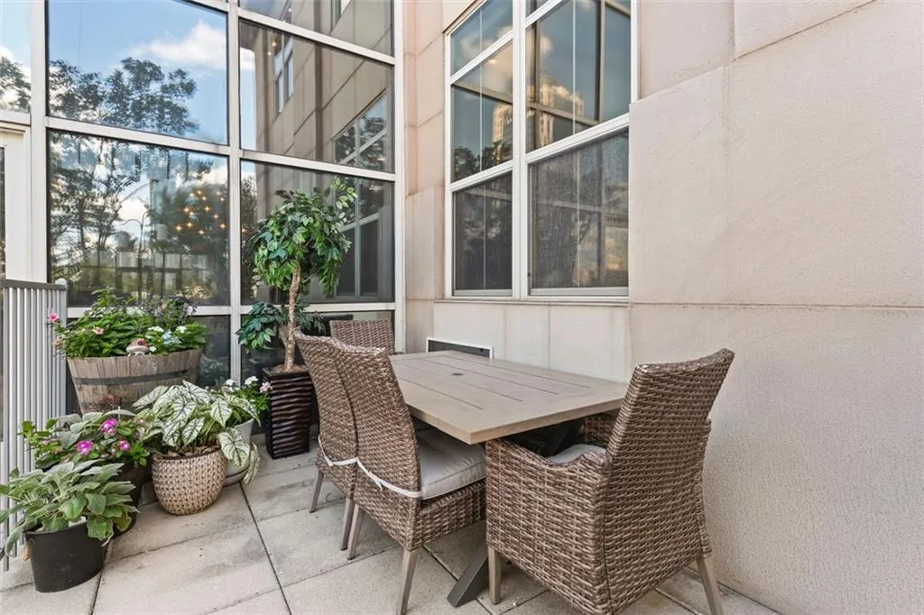 Great dining area - grow your own herbs!