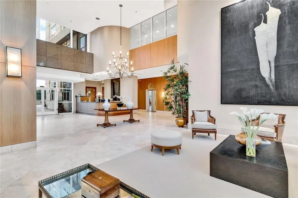Beautiful wide-open lobby to meet & greet your guests