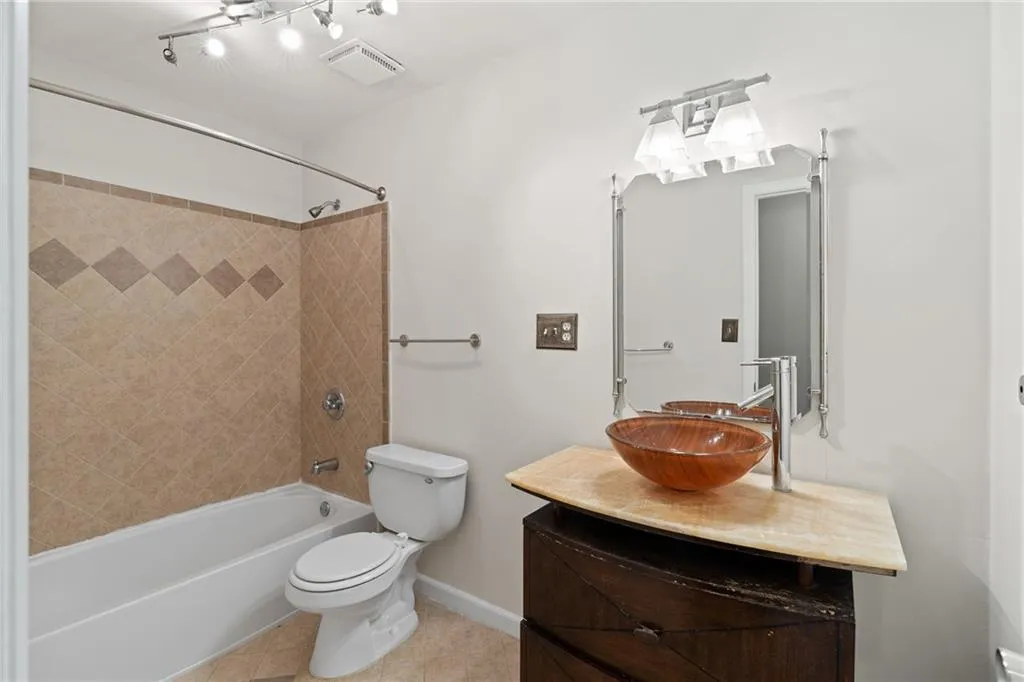 8740 Roswell Road Unit 3d, Sandy Springs, Georgia 30350, 3 Bedrooms Bedrooms, ,2 BathroomsBathrooms,Residential,Sold,8740 Roswell Road Unit 3d,6893851