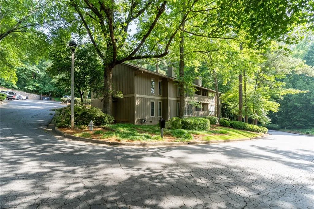 8740 Roswell Road Unit 3d, Sandy Springs, Georgia 30350, 3 Bedrooms Bedrooms, ,2 BathroomsBathrooms,Residential,Sold,8740 Roswell Road Unit 3d,6893851
