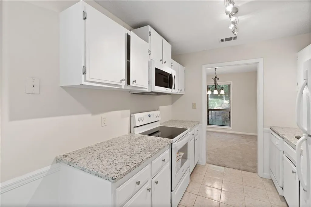 8740 Roswell Road Unit 3d, Sandy Springs, Georgia 30350, 3 Bedrooms Bedrooms, ,2 BathroomsBathrooms,Residential,Sold,8740 Roswell Road Unit 3d,6893851