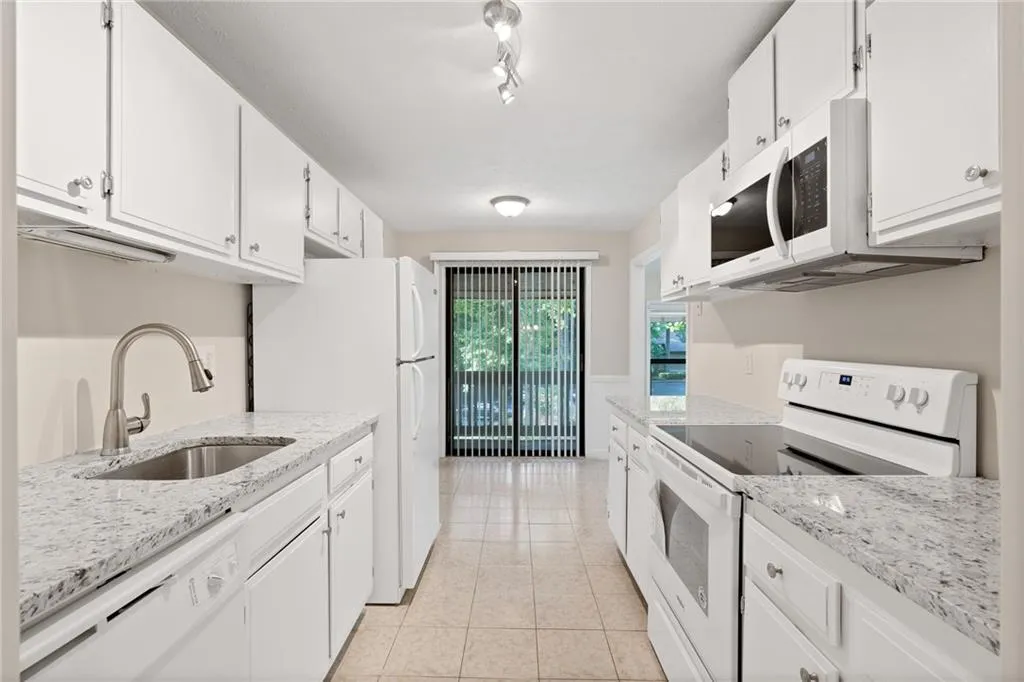 8740 Roswell Road Unit 3d, Sandy Springs, Georgia 30350, 3 Bedrooms Bedrooms, ,2 BathroomsBathrooms,Residential,Sold,8740 Roswell Road Unit 3d,6893851