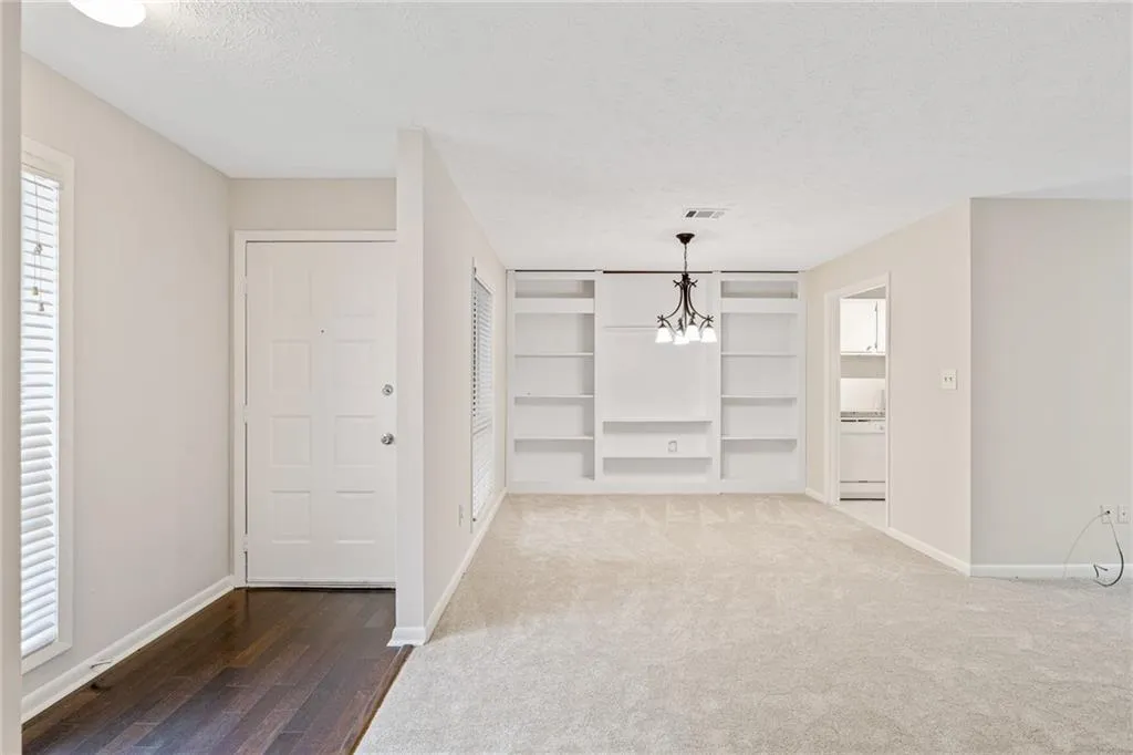 8740 Roswell Road Unit 3d, Sandy Springs, Georgia 30350, 3 Bedrooms Bedrooms, ,2 BathroomsBathrooms,Residential,Sold,8740 Roswell Road Unit 3d,6893851