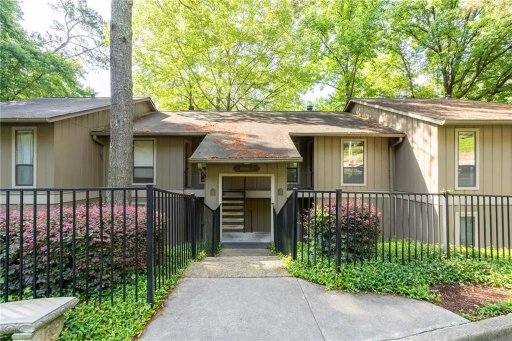 8740 Roswell Road Unit 3d, Sandy Springs, Georgia 30350, 3 Bedrooms Bedrooms, ,2 BathroomsBathrooms,Residential,Sold,8740 Roswell Road Unit 3d,6893851