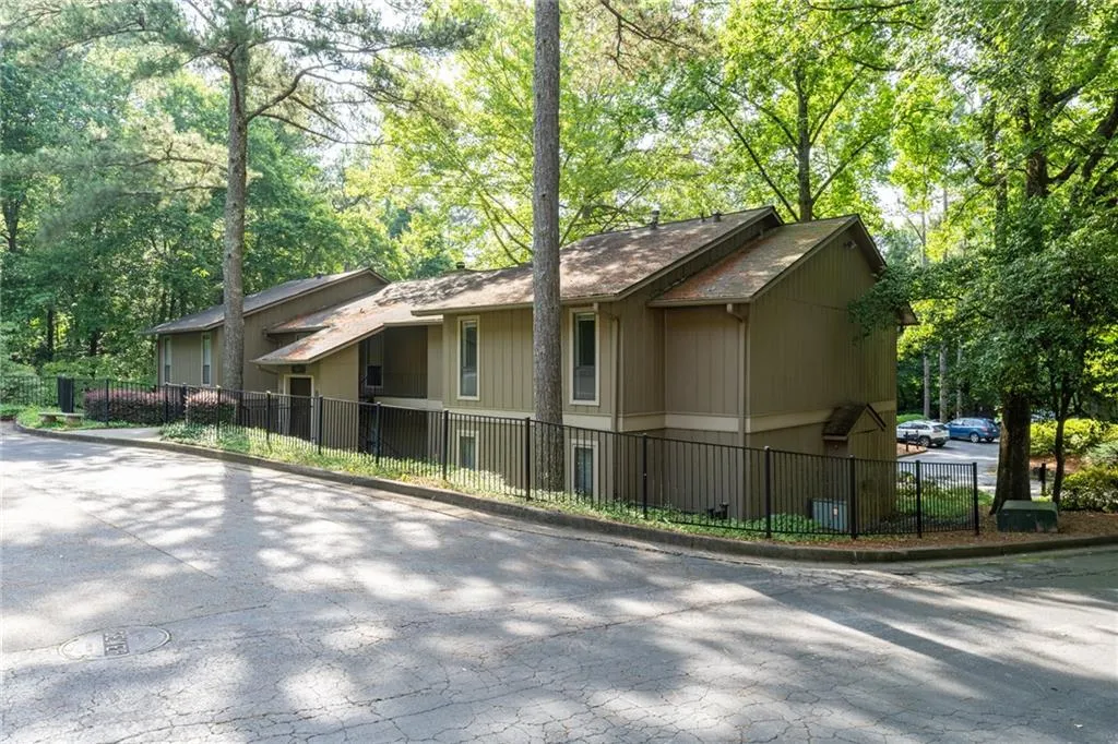8740 Roswell Road Unit 3d, Sandy Springs, Georgia 30350, 3 Bedrooms Bedrooms, ,2 BathroomsBathrooms,Residential,Sold,8740 Roswell Road Unit 3d,6893851