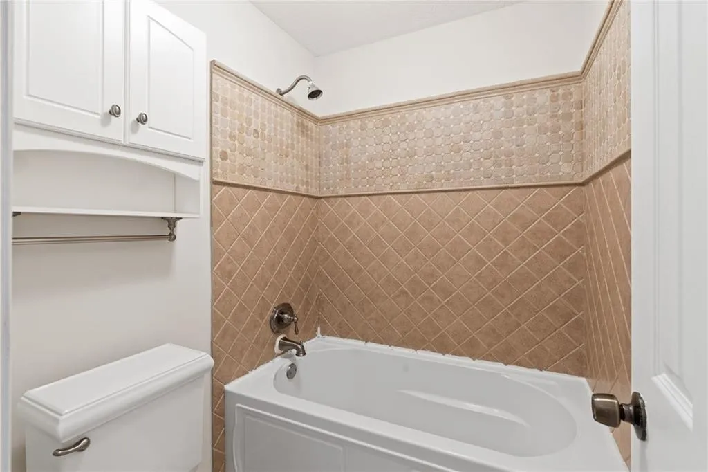 8740 Roswell Road Unit 3d, Sandy Springs, Georgia 30350, 3 Bedrooms Bedrooms, ,2 BathroomsBathrooms,Residential,Sold,8740 Roswell Road Unit 3d,6893851