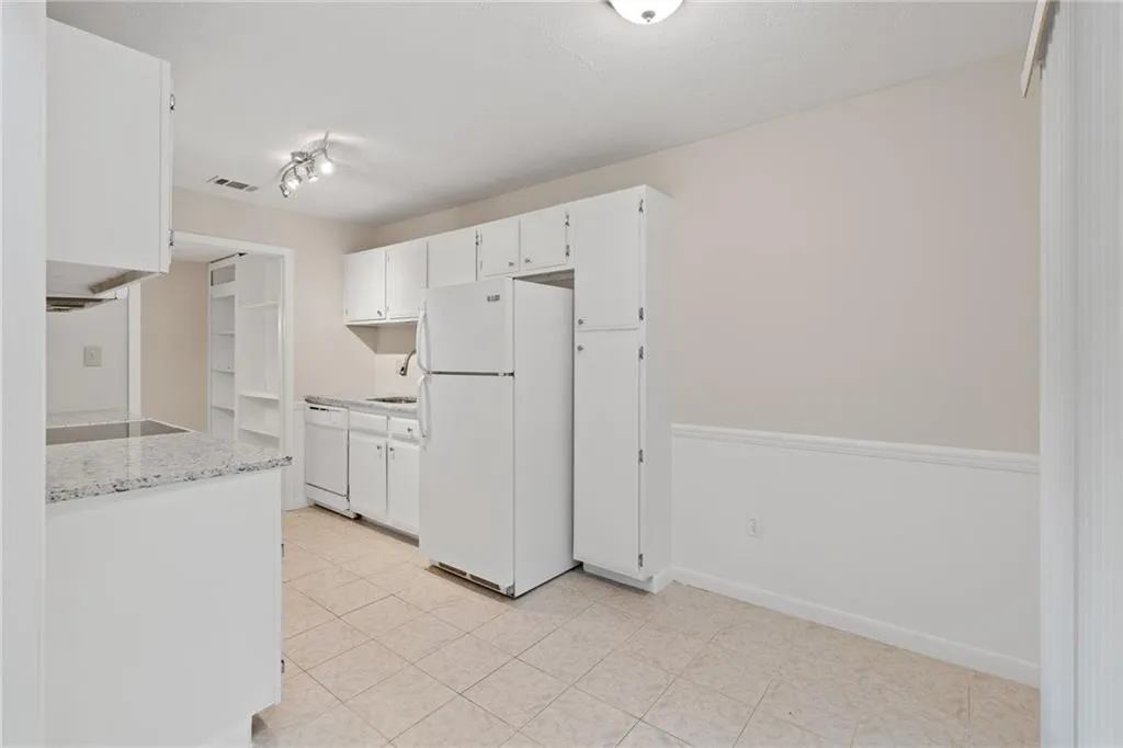 8740 Roswell Road Unit 3d, Sandy Springs, Georgia 30350, 3 Bedrooms Bedrooms, ,2 BathroomsBathrooms,Residential,Sold,8740 Roswell Road Unit 3d,6893851