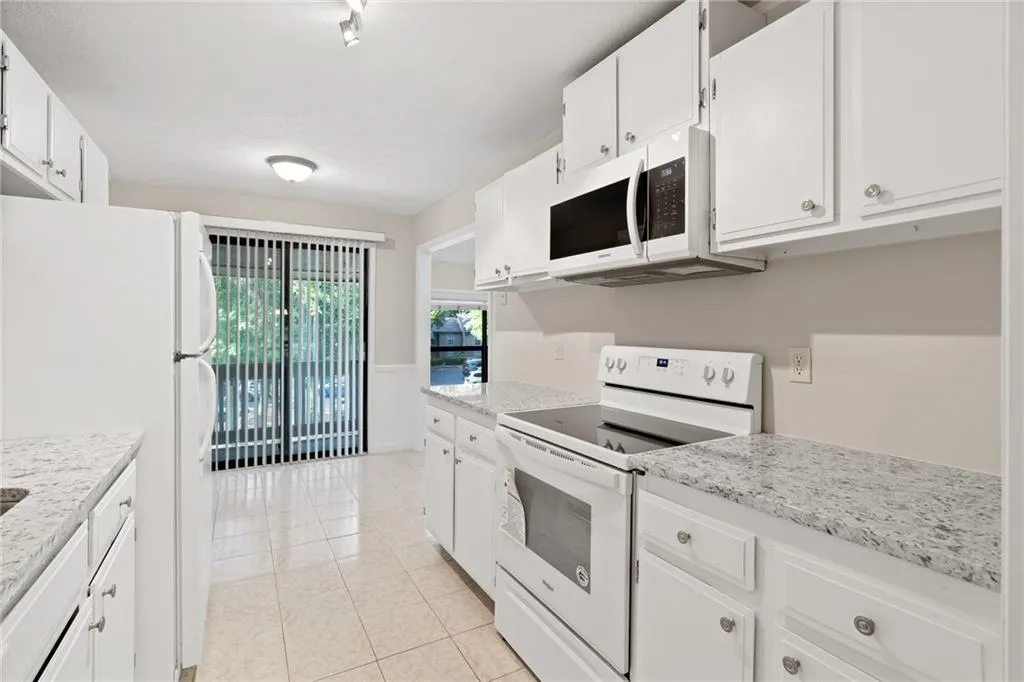 8740 Roswell Road Unit 3d, Sandy Springs, Georgia 30350, 3 Bedrooms Bedrooms, ,2 BathroomsBathrooms,Residential,Sold,8740 Roswell Road Unit 3d,6893851