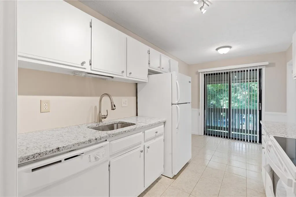 8740 Roswell Road Unit 3d, Sandy Springs, Georgia 30350, 3 Bedrooms Bedrooms, ,2 BathroomsBathrooms,Residential,Sold,8740 Roswell Road Unit 3d,6893851