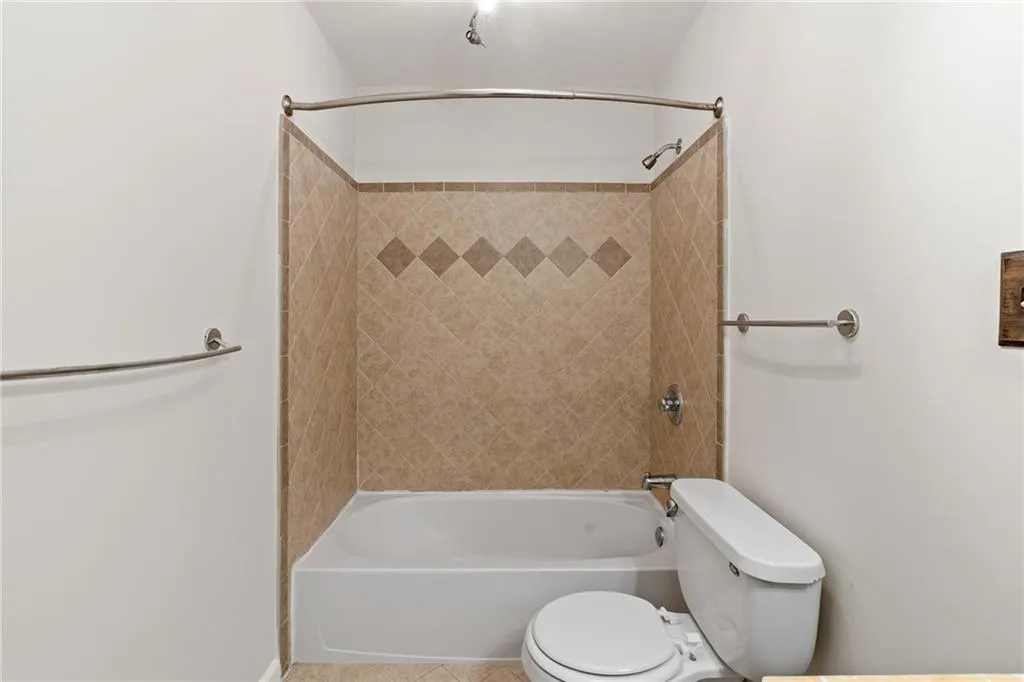 8740 Roswell Road Unit 3d, Sandy Springs, Georgia 30350, 3 Bedrooms Bedrooms, ,2 BathroomsBathrooms,Residential,Sold,8740 Roswell Road Unit 3d,6893851