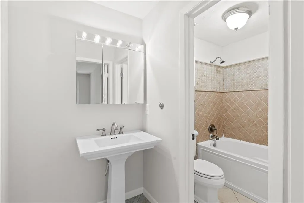 8740 Roswell Road Unit 3d, Sandy Springs, Georgia 30350, 3 Bedrooms Bedrooms, ,2 BathroomsBathrooms,Residential,Sold,8740 Roswell Road Unit 3d,6893851