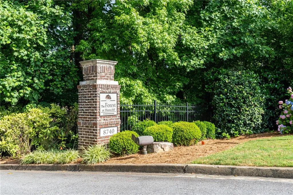 8740 Roswell Road Unit 3d, Sandy Springs, Georgia 30350, 3 Bedrooms Bedrooms, ,2 BathroomsBathrooms,Residential,Sold,8740 Roswell Road Unit 3d,6893851