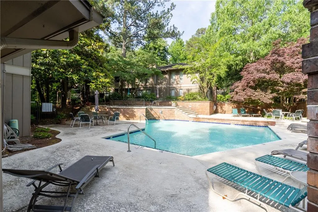 8740 Roswell Road Unit 3d, Sandy Springs, Georgia 30350, 3 Bedrooms Bedrooms, ,2 BathroomsBathrooms,Residential,Sold,8740 Roswell Road Unit 3d,6893851