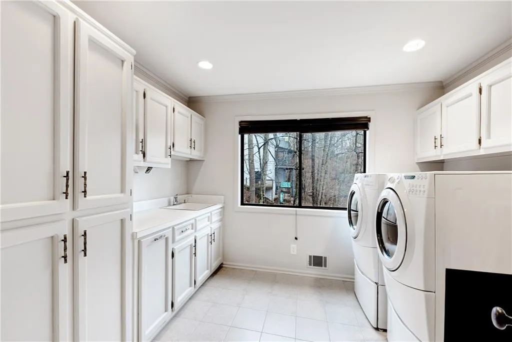 9615 Huntcliff Trace, Sandy Springs, Georgia 30350, 6 Bedrooms Bedrooms, ,5 BathroomsBathrooms,Residential,Sold,9615 Huntcliff Trace,6863764