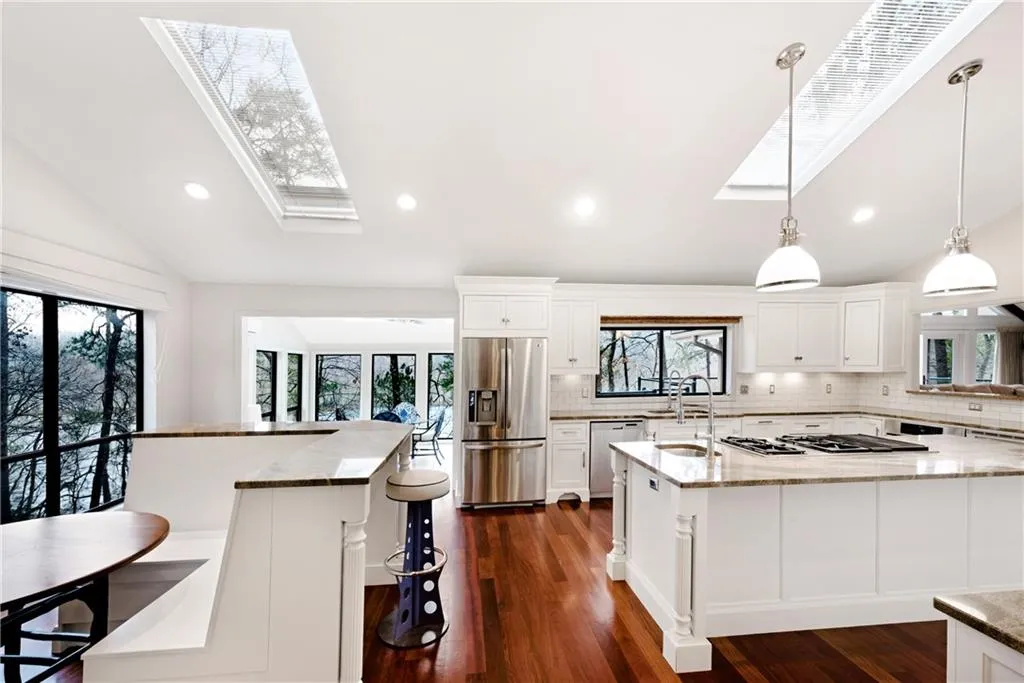 9615 Huntcliff Trace, Sandy Springs, Georgia 30350, 6 Bedrooms Bedrooms, ,5 BathroomsBathrooms,Residential,Sold,9615 Huntcliff Trace,6863764