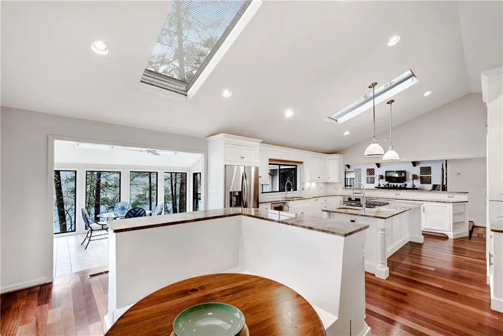 9615 Huntcliff Trace, Sandy Springs, Georgia 30350, 6 Bedrooms Bedrooms, ,5 BathroomsBathrooms,Residential,Sold,9615 Huntcliff Trace,6863764