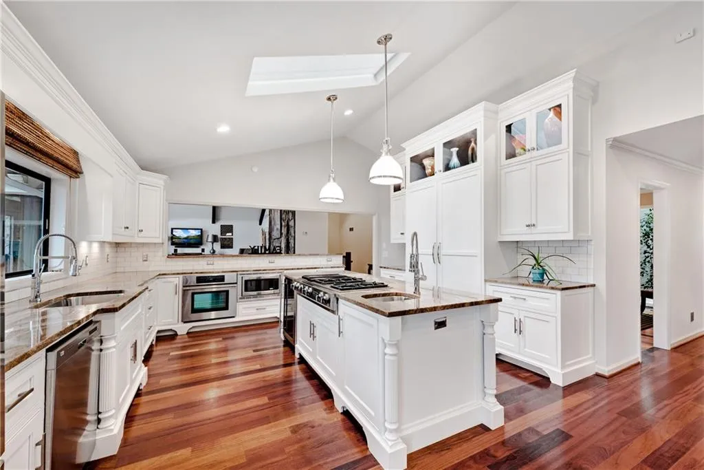 9615 Huntcliff Trace, Sandy Springs, Georgia 30350, 6 Bedrooms Bedrooms, ,5 BathroomsBathrooms,Residential,Sold,9615 Huntcliff Trace,6863764