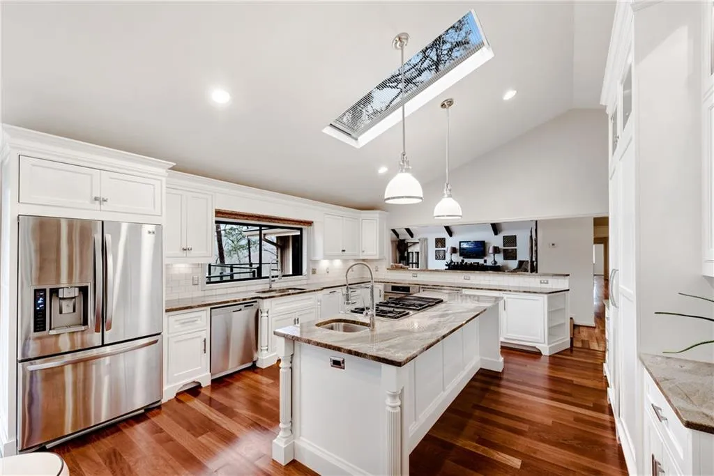 9615 Huntcliff Trace, Sandy Springs, Georgia 30350, 6 Bedrooms Bedrooms, ,5 BathroomsBathrooms,Residential,Sold,9615 Huntcliff Trace,6863764