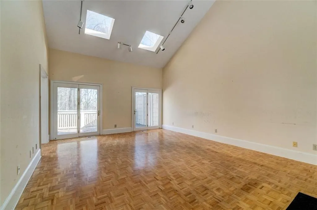 32 Ridgemere Trace, Sandy Springs, Georgia 30328, 5 Bedrooms Bedrooms, ,3 BathroomsBathrooms,Residential,Sold,32 Ridgemere Trace,5946452