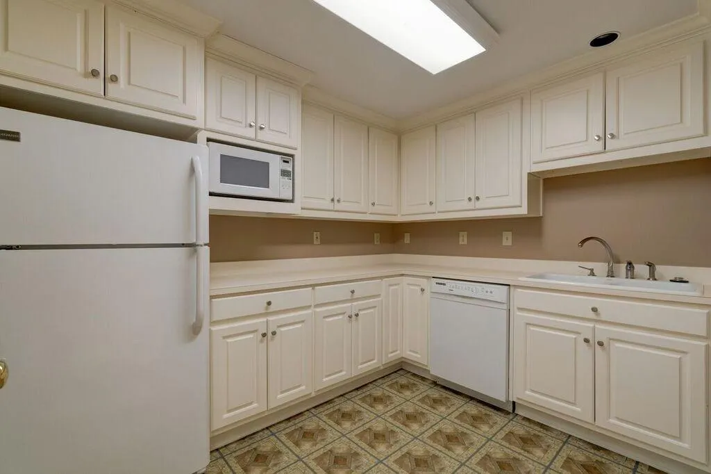 32 Ridgemere Trace, Sandy Springs, Georgia 30328, 5 Bedrooms Bedrooms, ,3 BathroomsBathrooms,Residential,Sold,32 Ridgemere Trace,5946452