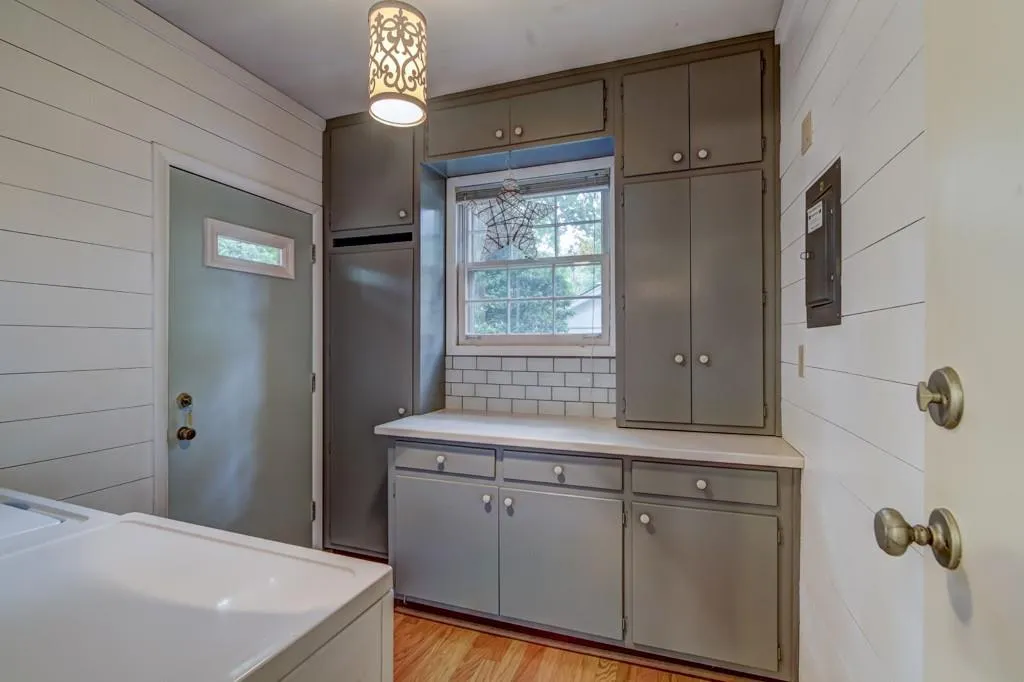 455 Glencourtney Drive, Sandy Springs, Georgia 30328, 3 Bedrooms Bedrooms, ,2 BathroomsBathrooms,Residential,Sold,455 Glencourtney Drive,5895622