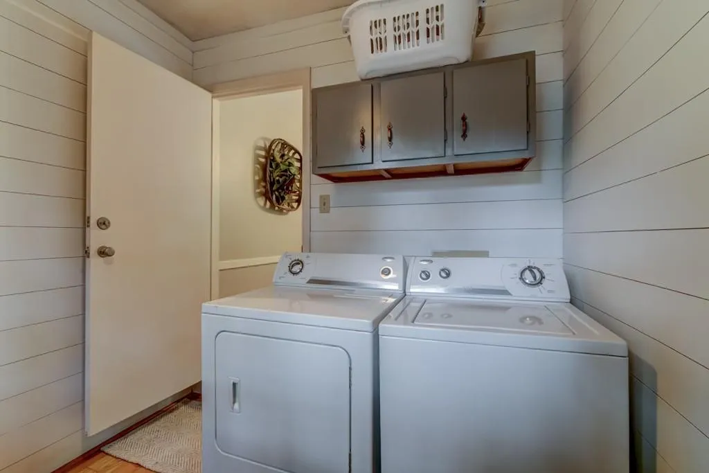 455 Glencourtney Drive, Sandy Springs, Georgia 30328, 3 Bedrooms Bedrooms, ,2 BathroomsBathrooms,Residential,Sold,455 Glencourtney Drive,5895622