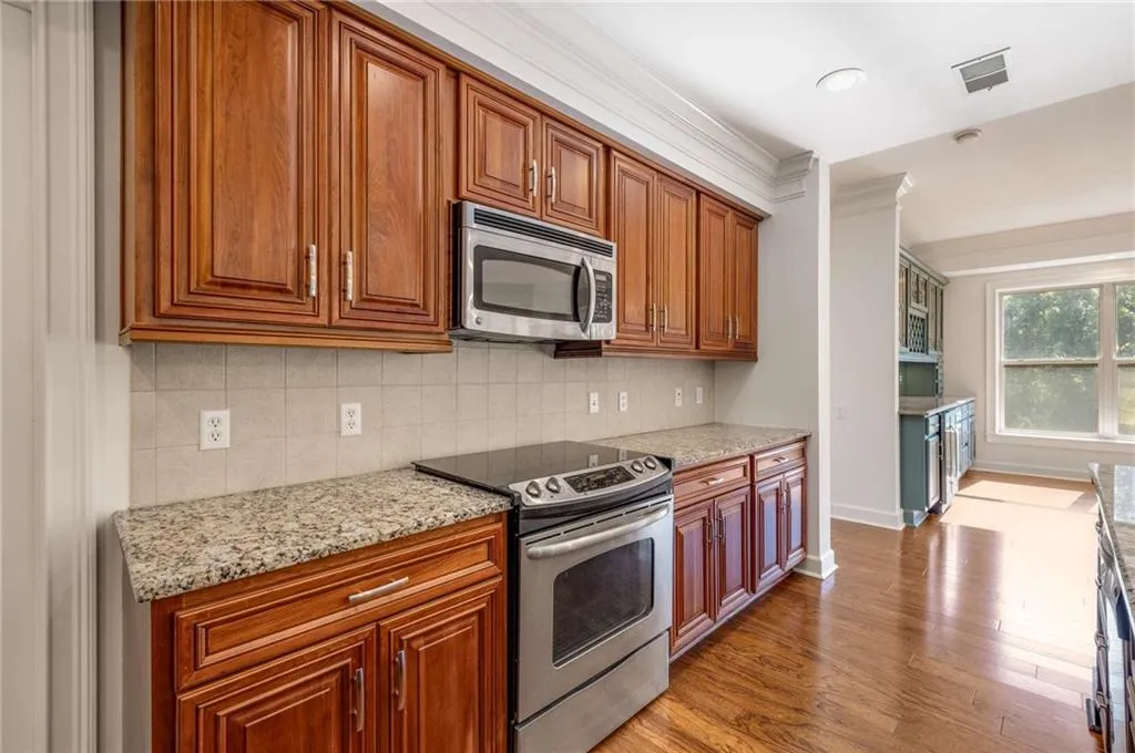 Smooth surface, slide in, electric range, microwave and dishwasher are all stainless steel.  Seller recently replaced all the cabinet pulls to match the appliances and lighting fixtures.