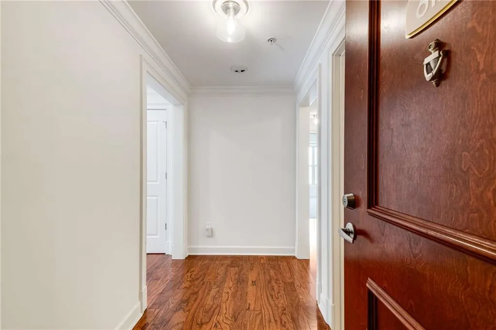 Welcome home to unit 617!  Lovely proper entry hall area with room for art and a decorative cabinet.