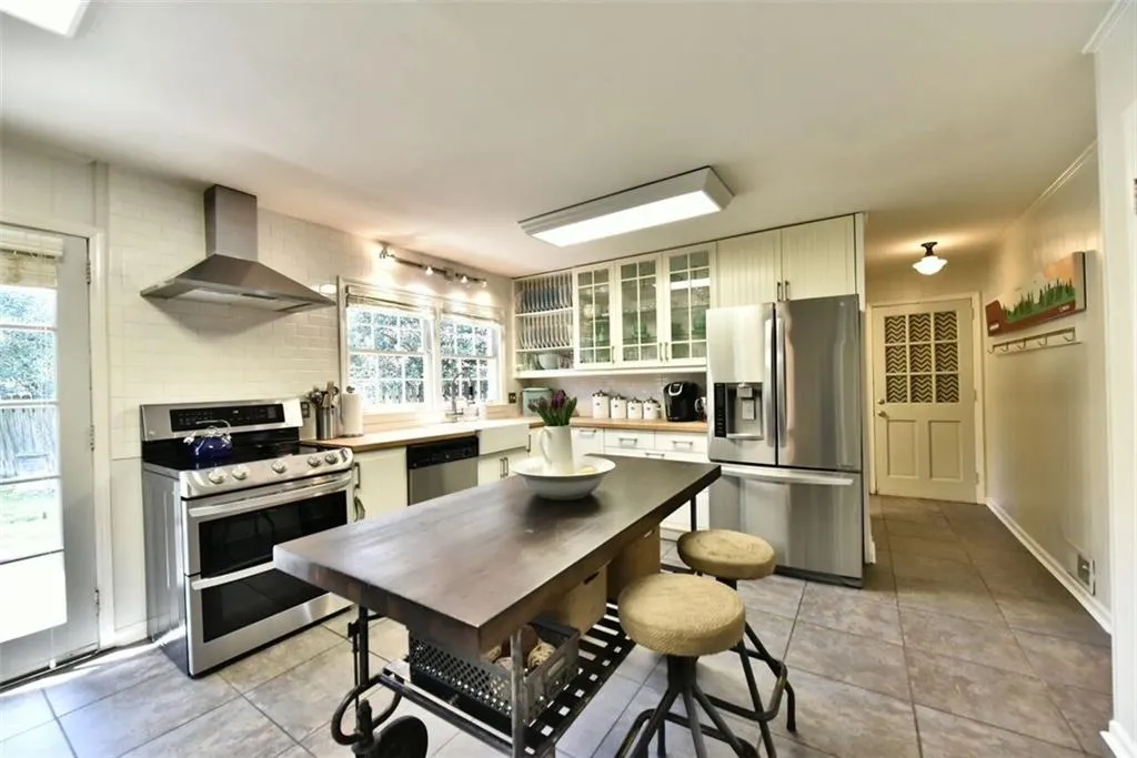 6736 Ridge Mill Lane, Atlanta, Georgia 30328, 4 Bedrooms Bedrooms, ,2 BathroomsBathrooms,Residential,Sold,6736 Ridge Mill Lane,5816276