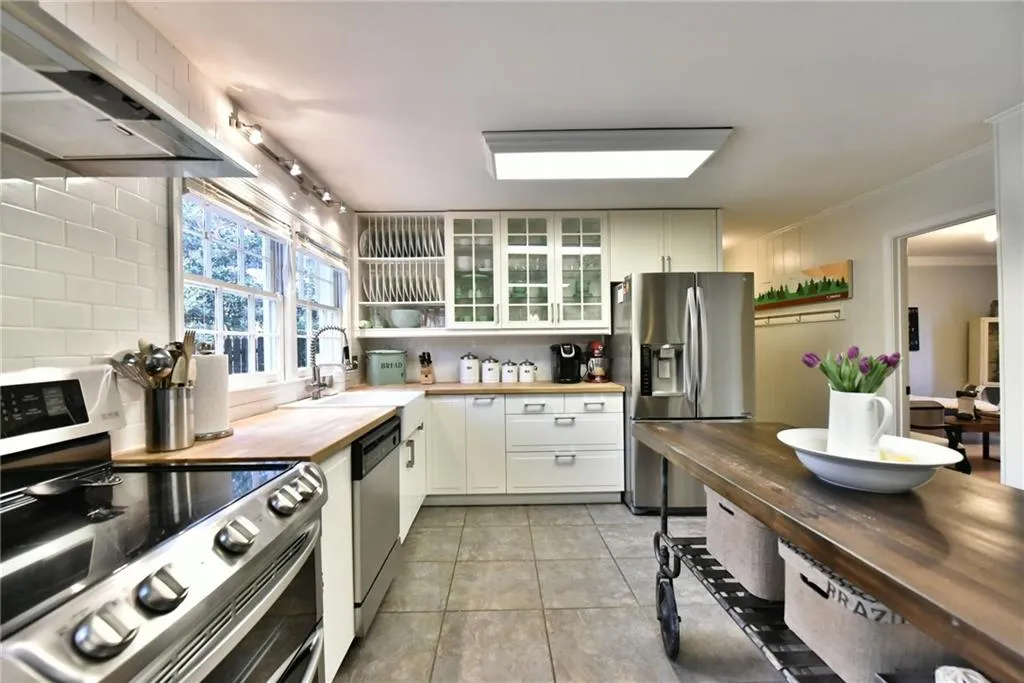 6736 Ridge Mill Lane, Atlanta, Georgia 30328, 4 Bedrooms Bedrooms, ,2 BathroomsBathrooms,Residential,Sold,6736 Ridge Mill Lane,5816276