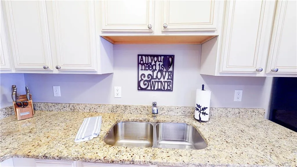 6980 Roswell Road Unit K8, Sandy Springs, Georgia 30328, 2 Bedrooms Bedrooms, ,2 BathroomsBathrooms,Residential,Sold,6980 Roswell Road Unit K8,7021329