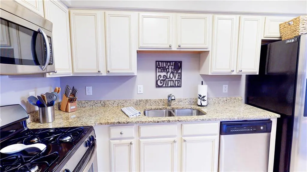 6980 Roswell Road Unit K8, Sandy Springs, Georgia 30328, 2 Bedrooms Bedrooms, ,2 BathroomsBathrooms,Residential,Sold,6980 Roswell Road Unit K8,7021329