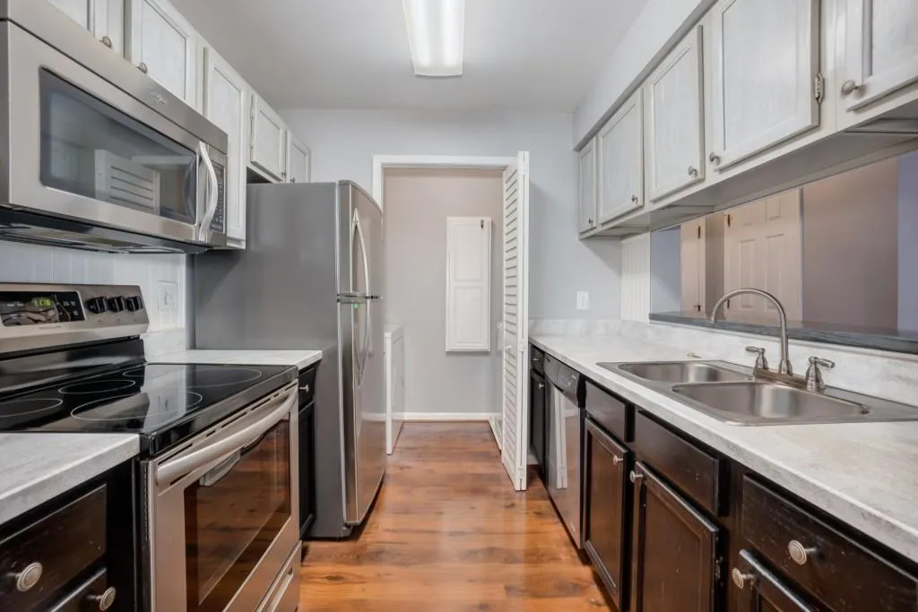 619 Barrington Hills Drive, Sandy Springs, Georgia 30350, 1 Bedroom Bedrooms, ,1 BathroomBathrooms,Residential,Sold,619 Barrington Hills Drive,7235234