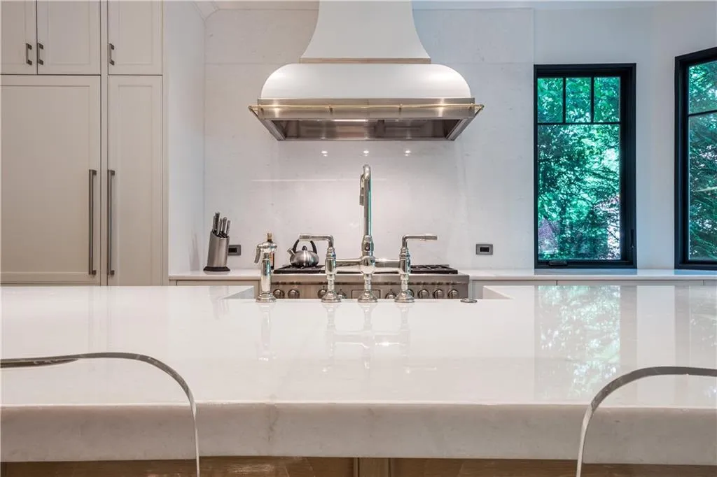 10 W Andrews Drive Nw, Atlanta, Georgia 30305, 6 Bedrooms Bedrooms, ,7 BathroomsBathrooms,Residential,Sold,10 W Andrews Drive Nw,6713871