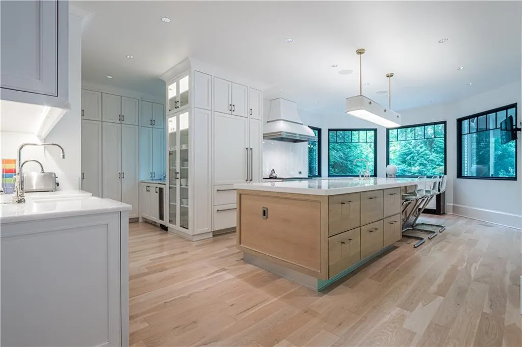 10 W Andrews Drive Nw, Atlanta, Georgia 30305, 6 Bedrooms Bedrooms, ,7 BathroomsBathrooms,Residential,Sold,10 W Andrews Drive Nw,6713871