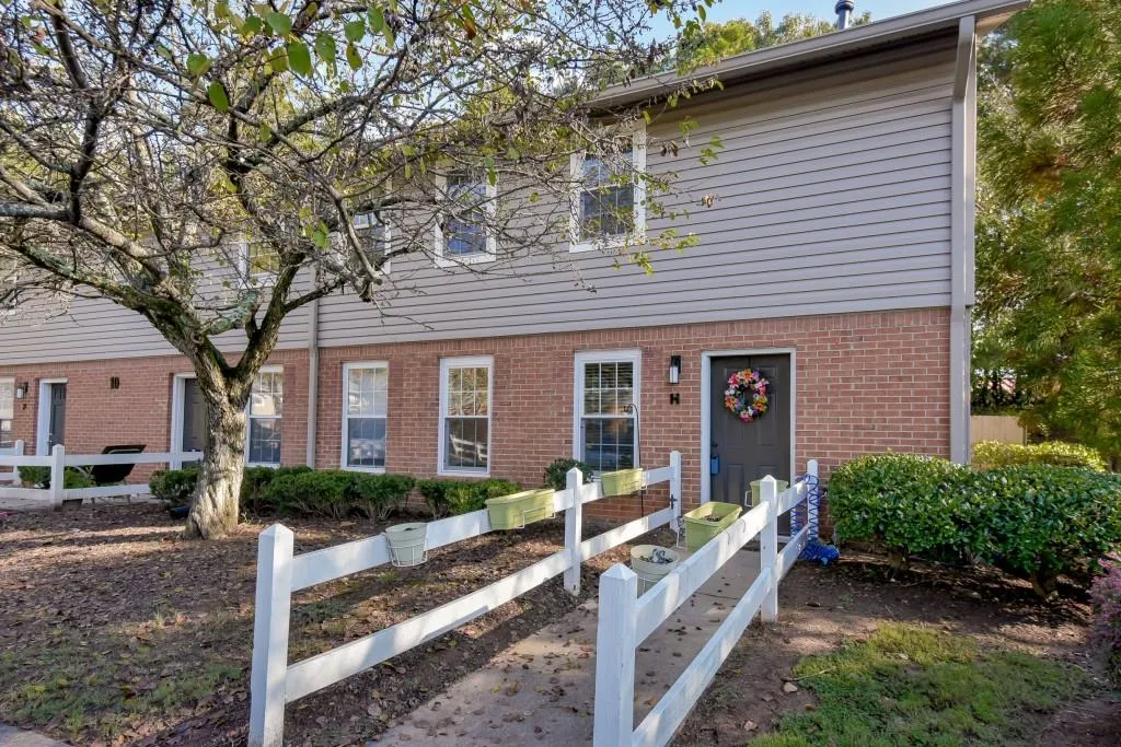 7750 Roswell Road Unit 10h, Atlanta, Georgia 30350, 2 Bedrooms Bedrooms, ,1 BathroomBathrooms,Residential,Sold,7750 Roswell Road Unit 10h,5601949